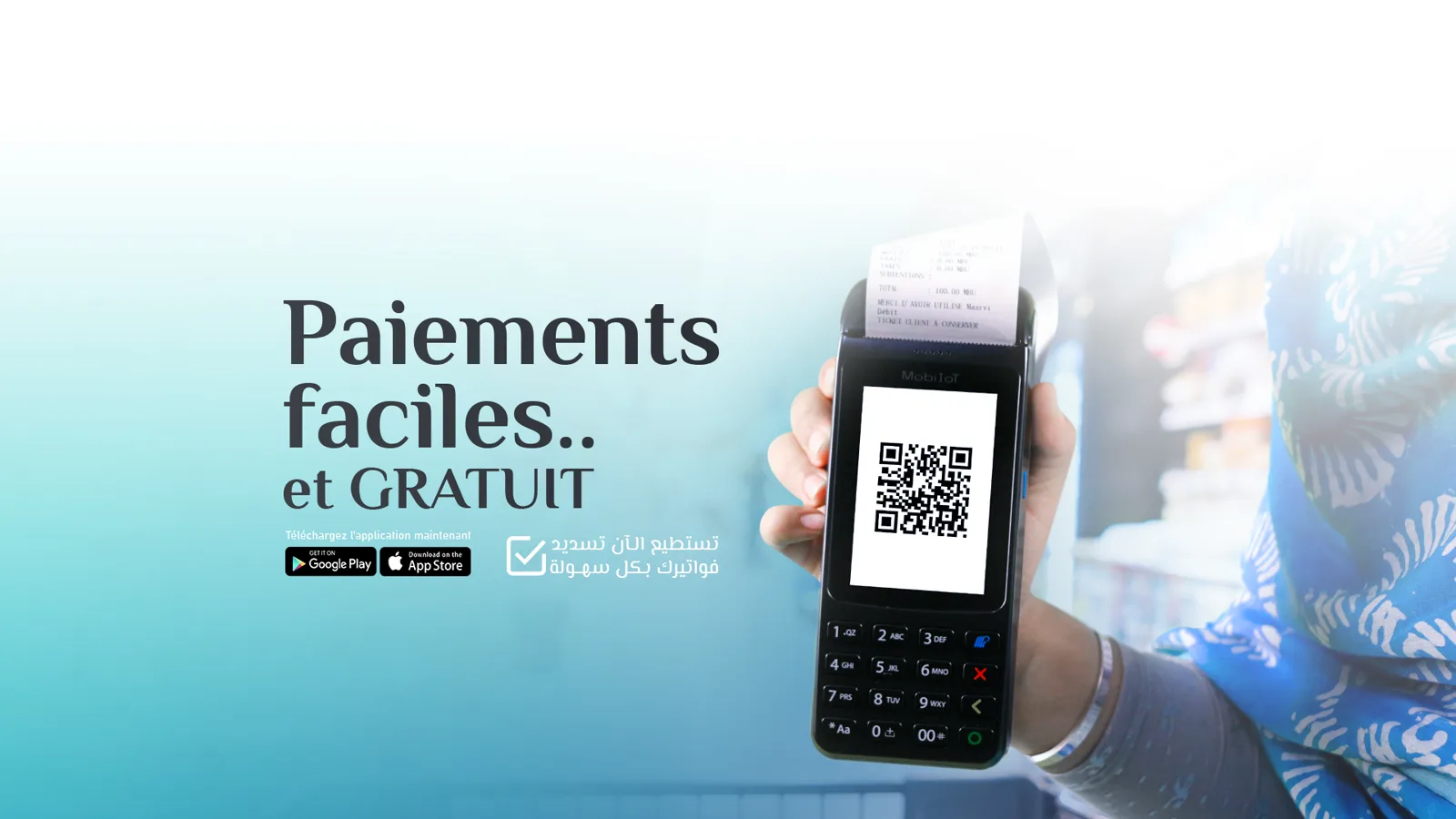 Un commerçant présente un terminal de paiement Masrvi.